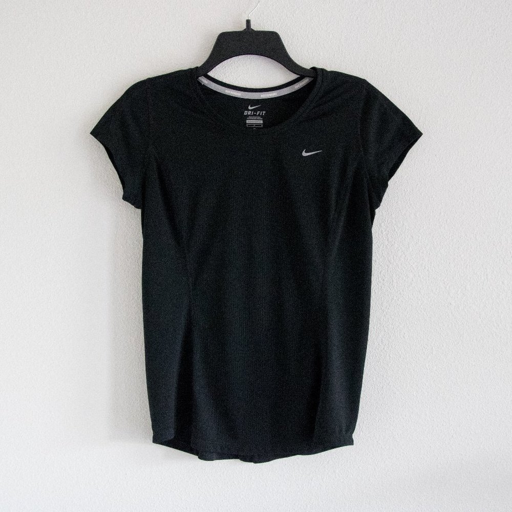 - NIKE Dri-Fit Short Sleeve M